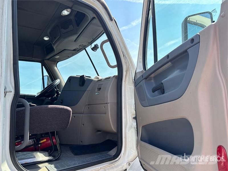 Freightliner Cacadia 113 T/A Day Cab Truck Tractor Влекачи