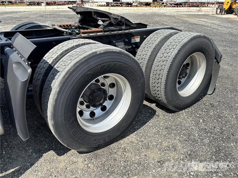 Freightliner Cacadia 113 6x4 T/A Day Cab Truck Tractor Tractor Units
