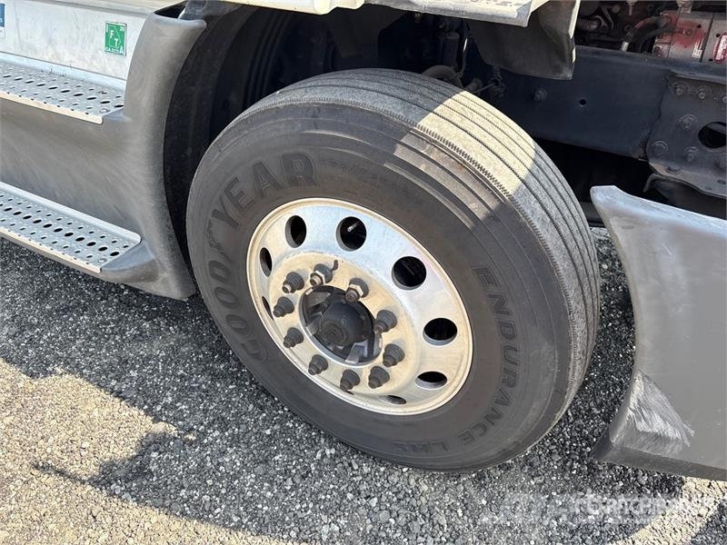 Freightliner Cacadia 113 T/A Day Cab Truck Tractor Влекачи