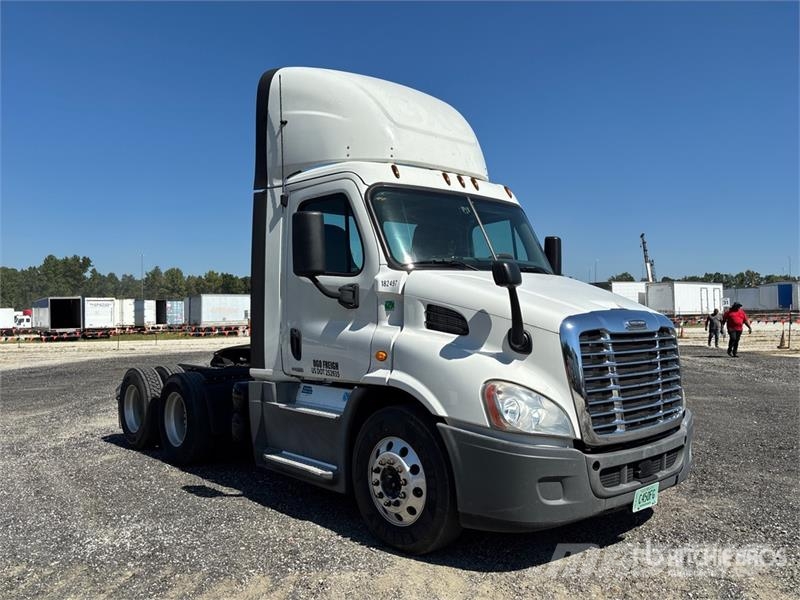 Freightliner Cacadia 113 6x4 T/A Day Cab Truck Tractor Trekkvogner