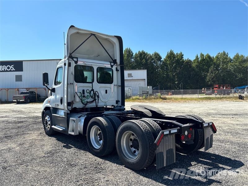 Freightliner Cacadia 113 6x4 T/A Day Cab Truck Tractor Trekkvogner