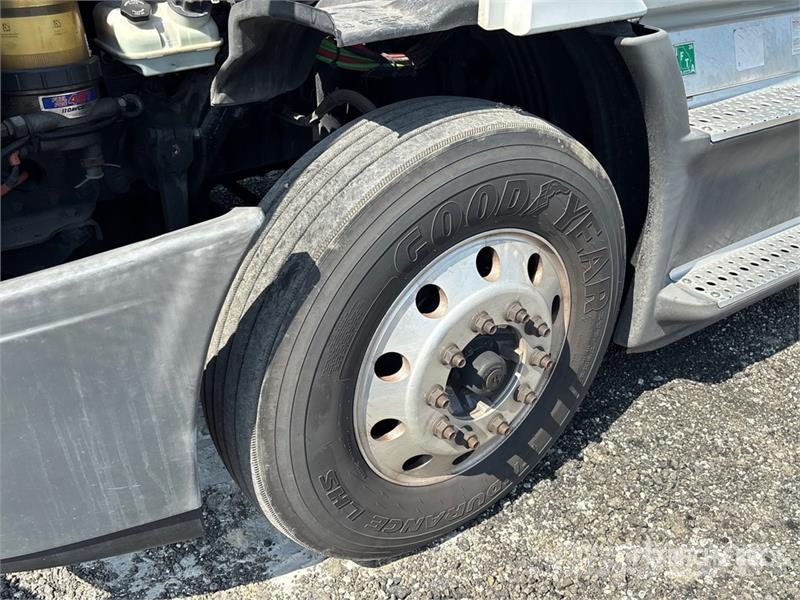 Freightliner Cacadia 113 T/A Day Cab Truck Tractor Влекачи