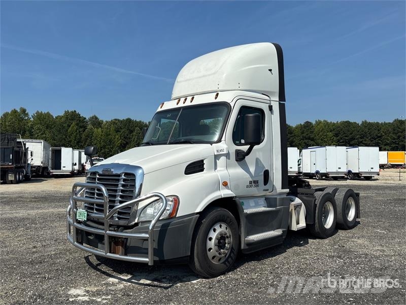 Freightliner Cacadia 113 T/A Day Cab Truck Tractor Влекачи