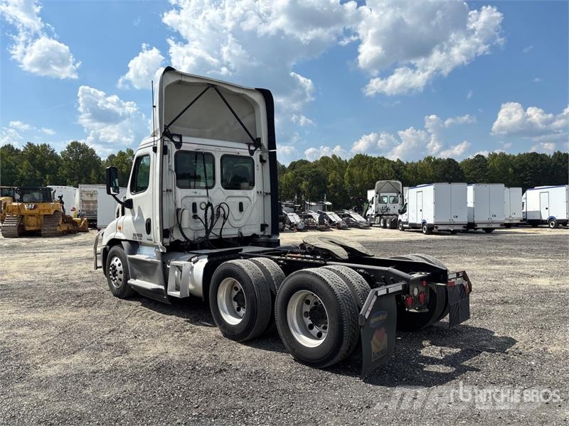 Freightliner Cacadia 113 6x4 T/A Day Cab Truck Tractor Tractor Units