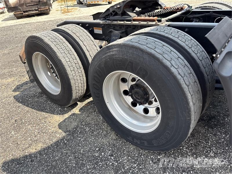 Freightliner Cacadia 113 6x4 T/A Day Cab Truck Tractor Tractor Units