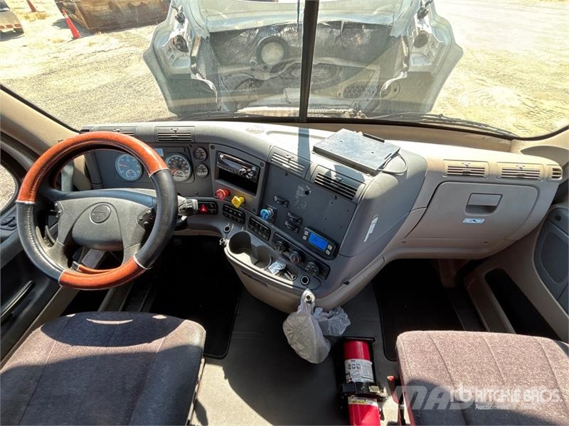 Freightliner Cacadia 113 6x4 T/A Day Cab Truck Tractor Trekkvogner
