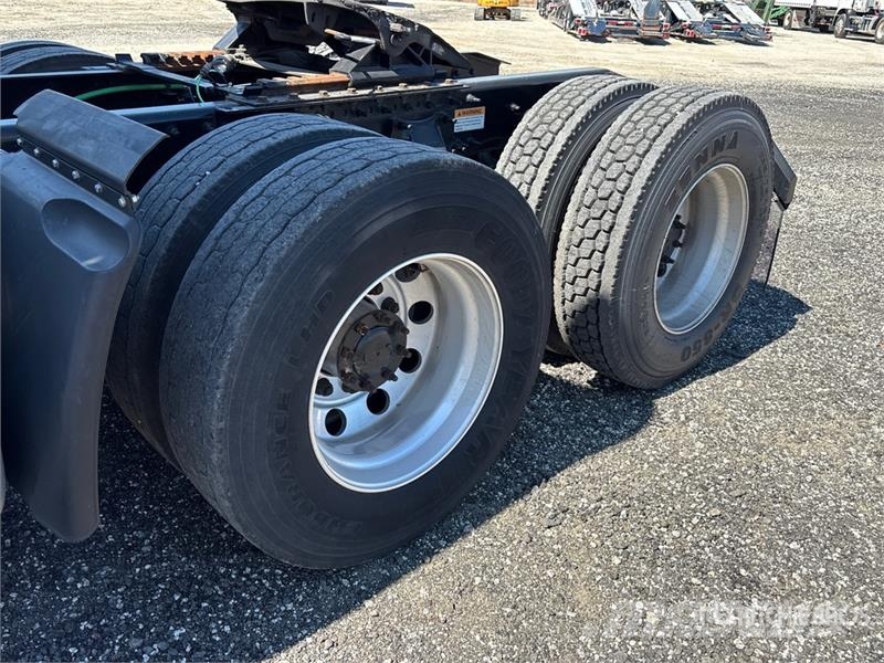 Freightliner Cacadia 113 6x4 T/A Day Cab Truck Tractor Trekkvogner