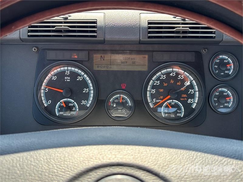 Freightliner Cacadia 113 6x4 T/A Day Cab Truck Tractor Trekkvogner