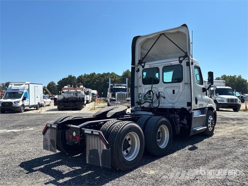 Freightliner Cacadia 113 6x4 T/A Day Cab Truck Tractor Trekkvogner