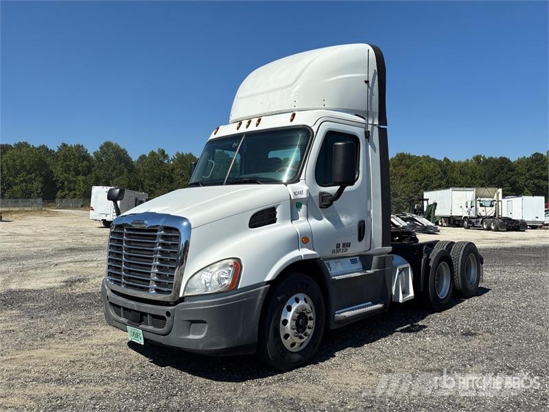 Freightliner Cacadia 113 6x4 T/A Day Cab Truck Tractor Trekkvogner