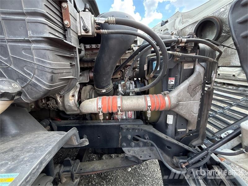 Freightliner Cacadia 113 6x4 T/A Day Cab Truck Tractor Tractor Units