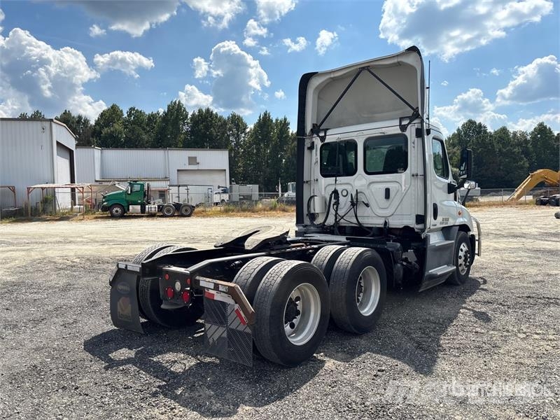 Freightliner Cacadia 113 6x4 T/A Day Cab Truck Tractor Tractor Units