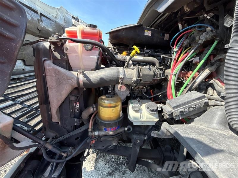 Freightliner Cacadia 113 T/A Day Cab Truck Tractor Влекачи