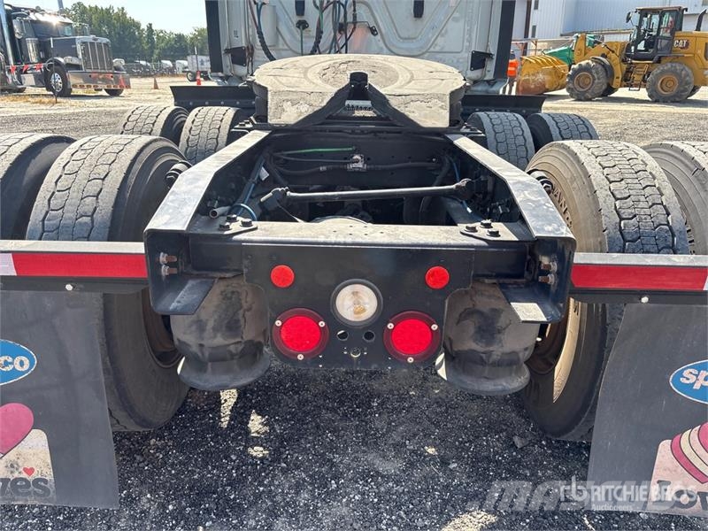 Freightliner Cacadia 113 T/A Day Cab Truck Tractor Влекачи