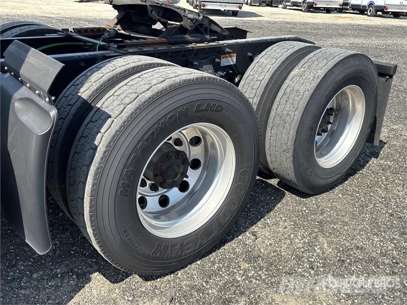 Freightliner Cacadia 113 T/A Day Cab Truck Tractor Влекачи