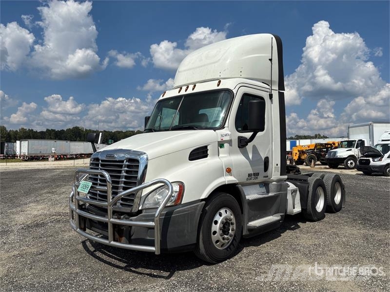 Freightliner Cacadia 113 6x4 T/A Day Cab Truck Tractor Tractor Units