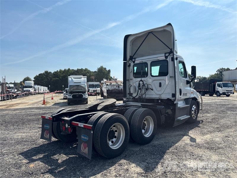 Freightliner Cacadia 113 T/A Day Cab Truck Tractor Влекачи