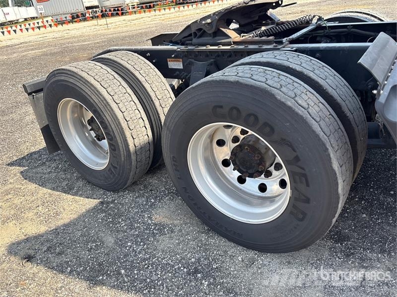 Freightliner Cacadia 113 T/A Day Cab Truck Tractor Влекачи