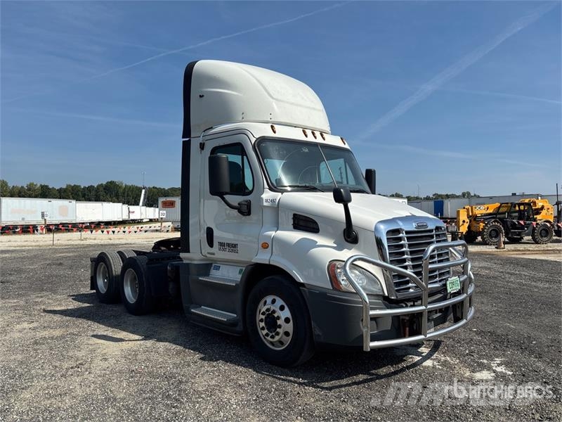 Freightliner Cacadia 113 T/A Day Cab Truck Tractor Влекачи