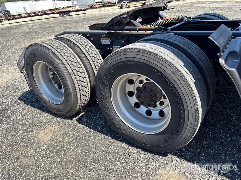 Freightliner Cacadia 113 6x4 T/A Day Cab Truck Tractor Trekkvogner