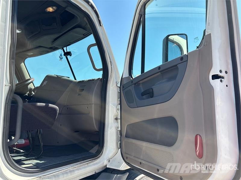 Freightliner Cacadia 113 6x4 T/A Day Cab Truck Tractor Trekkvogner