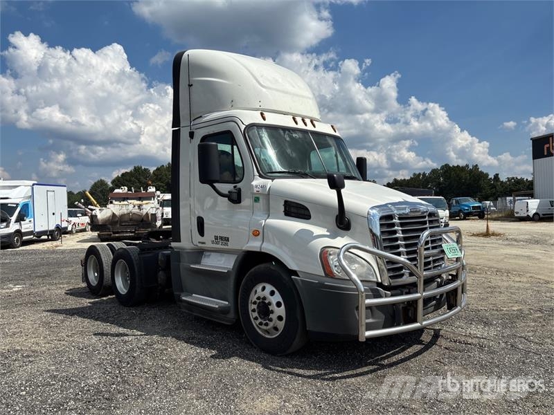 Freightliner Cacadia 113 6x4 T/A Day Cab Truck Tractor Tractor Units