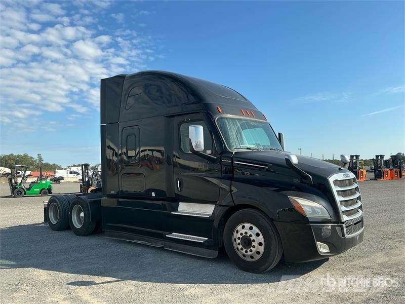Freightliner Cascadia 126 6x4 T/A Sleeper Truck Tractor Camiones tractor