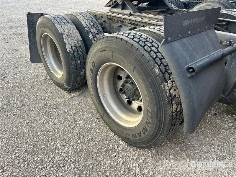 Freightliner Cascadia 6x4 T/A Sleeper Truck Tractor (Inoperable Trekkvogner
