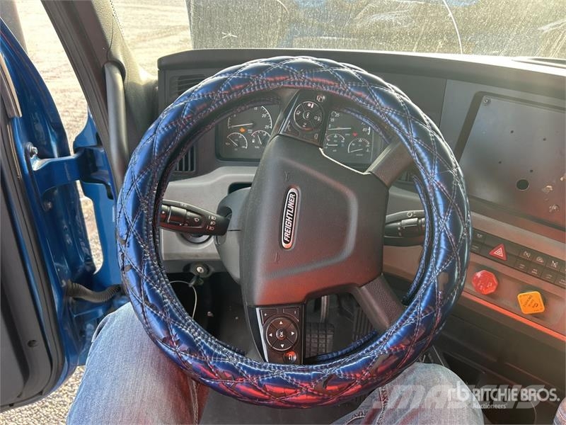 Freightliner Cascadia 126 6x4 T/A Sleeper Truck Tractor Vilcēji