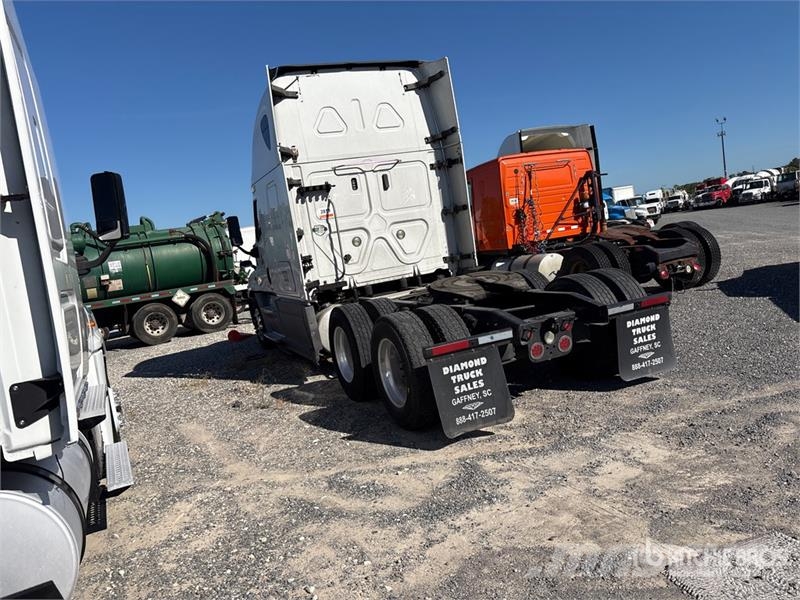 Freightliner Cascadia 125 6x4 T/A Sleeper Truck Tractor (Inoper Nyergesvontatók