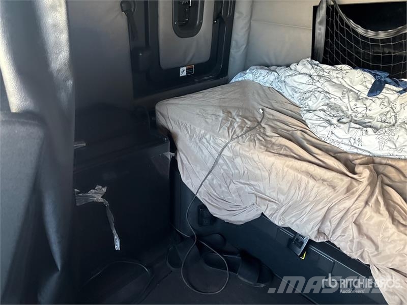 Freightliner Cascadia 126 6x4 T/A Sleeper Truck Tractor Sattelzugmaschinen