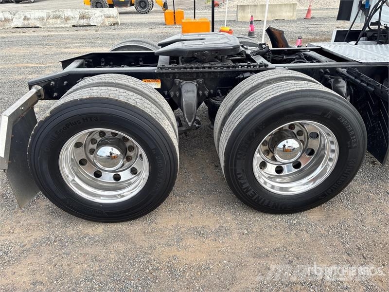 Freightliner Cascadia 125 6x4 T/A Sleeper Truck Tractor Vlačilci