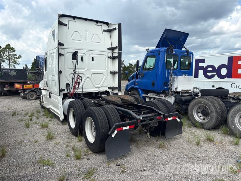 Freightliner Cascadia 126 6x4 T/A Sleeper Truck Tractor (Inoper Тягачі