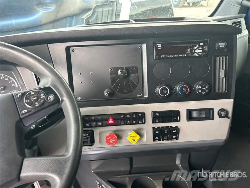 Freightliner Cascadia 126 6x4 T/A Sleeper Truck Tractor Tractor Units