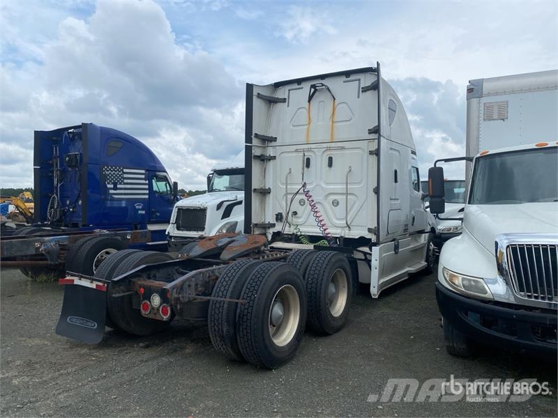 Freightliner Cascadia 126 6x4 T/A Sleeper Truck Tractor (Inoper Traktorske jedinice