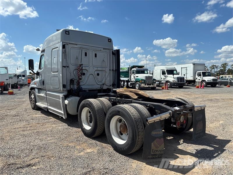 Freightliner Cascadia 125 6x4 T/A Sleeper Truck Tractor 中古トラクターヘッド | トレーラーヘッド