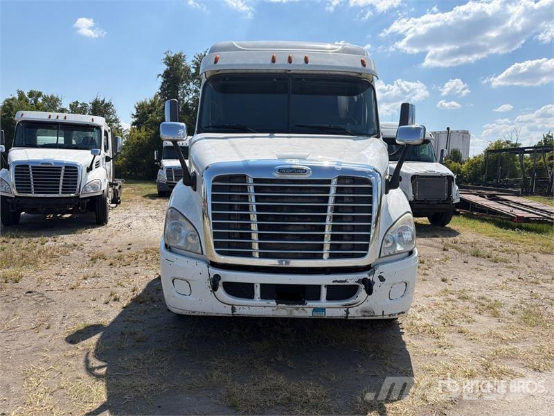 Freightliner Cascadia 113 6x4 Sleeper Car Carrier Truck Camiones portacoches