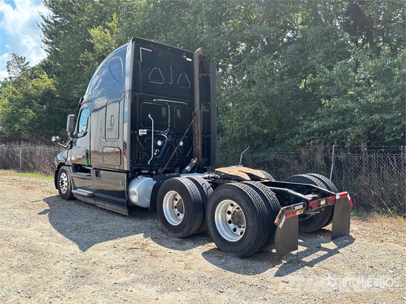 Freightliner Cascadia 126 6x4 T/A Sleeper Truck Tractor (Inoper Седельные тягачи