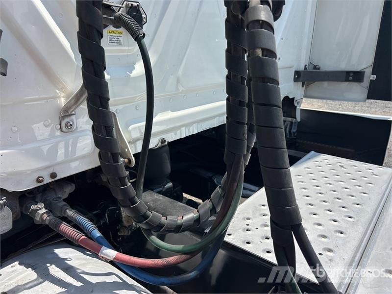 Freightliner Cascadia 126 6x4 T/A Sleeper Truck Tractor وحدات الجر