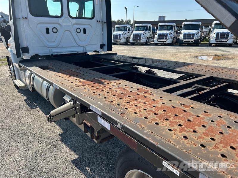 Freightliner Cascadia 113 4x2 Car Carrier Truck Camiones portavehículos