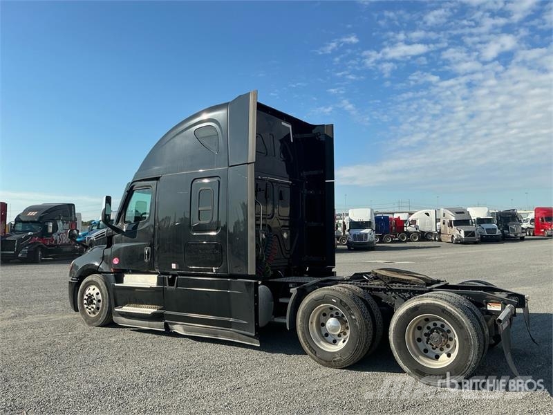 Freightliner Cascadia 126 6x4 T/A Sleeper Truck Tractor Camiones tractor