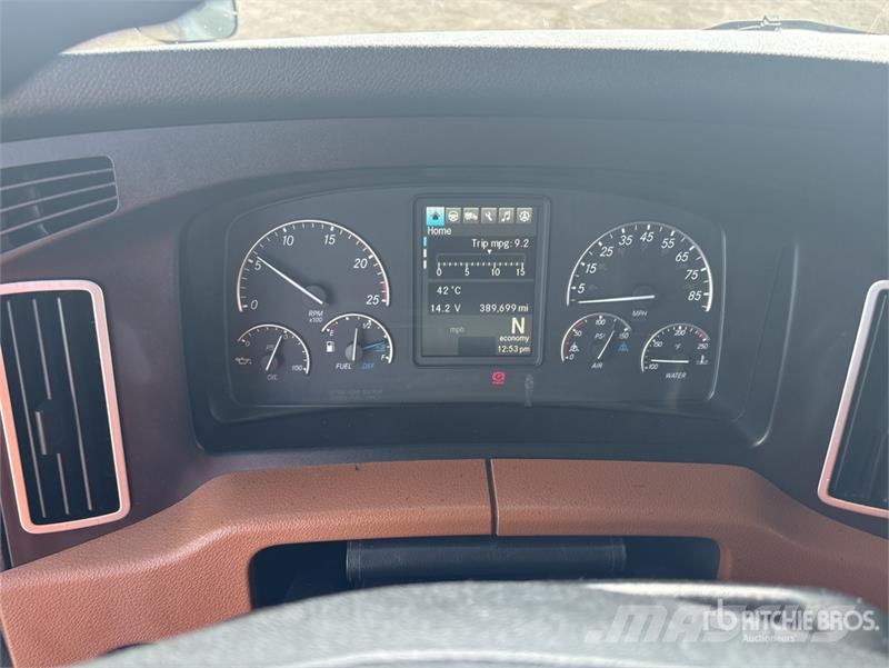 Freightliner Cascadia 126 T/A Sleeper Truck Tractor Tractor Units