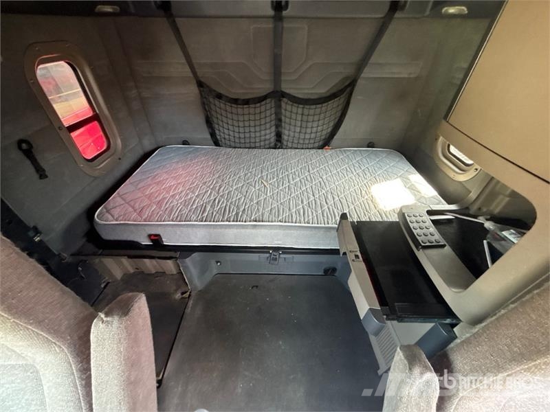 Freightliner Cascadia 125 6x4 T/A Sleeper Truck Tractor (Inoper Vilcēji