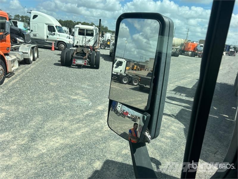 Freightliner Cascadia 125 6x4 T/A Sleeper Truck Tractor (Inoper Camiones tractor