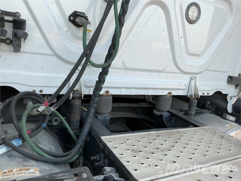 Freightliner Cascadia 126 6x4 T/A Sleeper Truck Tractor (Inoper Tegljači
