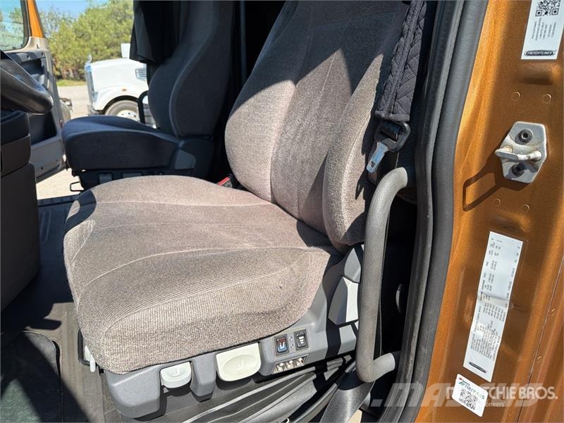 Freightliner Cascadia 125 6x4 T/A Sleeper Truck Tractor Tegljači