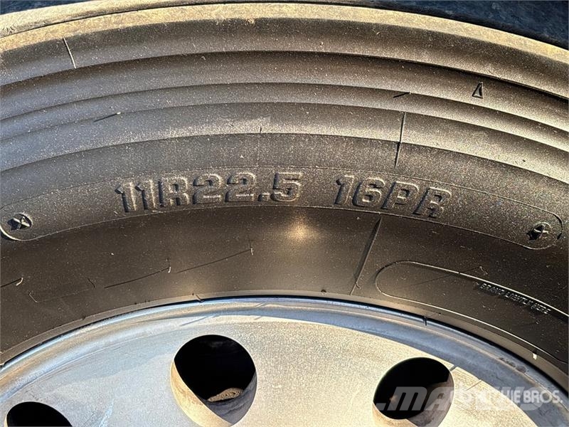 Freightliner Cascadia 126 6x4 T/A Sleeper Truck Tractor وحدات الجر