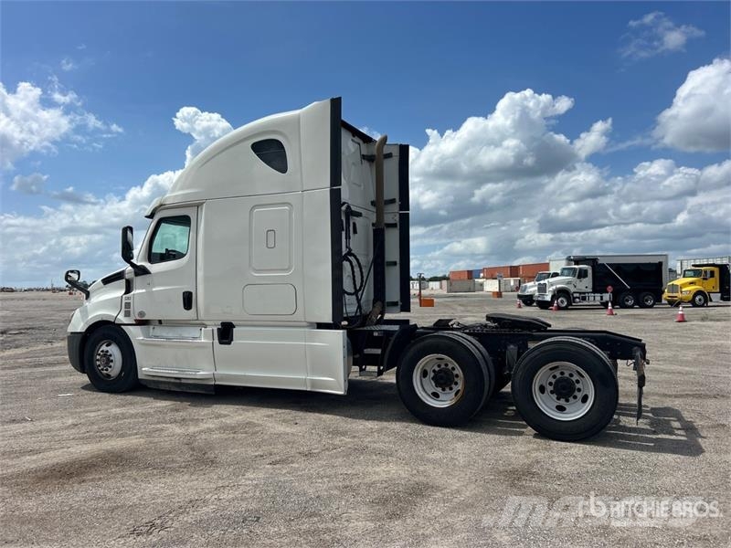 Freightliner Cascadia 126 6x4 T/A Sleeper Truck Tractor Tegljači