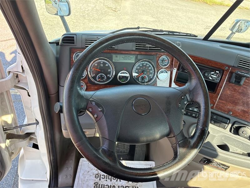 Freightliner Cascadia 113 4x2 Car Carrier Truck Trasportatore per veicoli