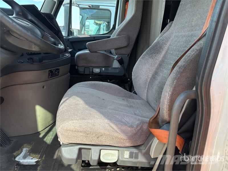Freightliner Cascadia 125 6x4 T/A Sleeper Truck Tractor Tegljači